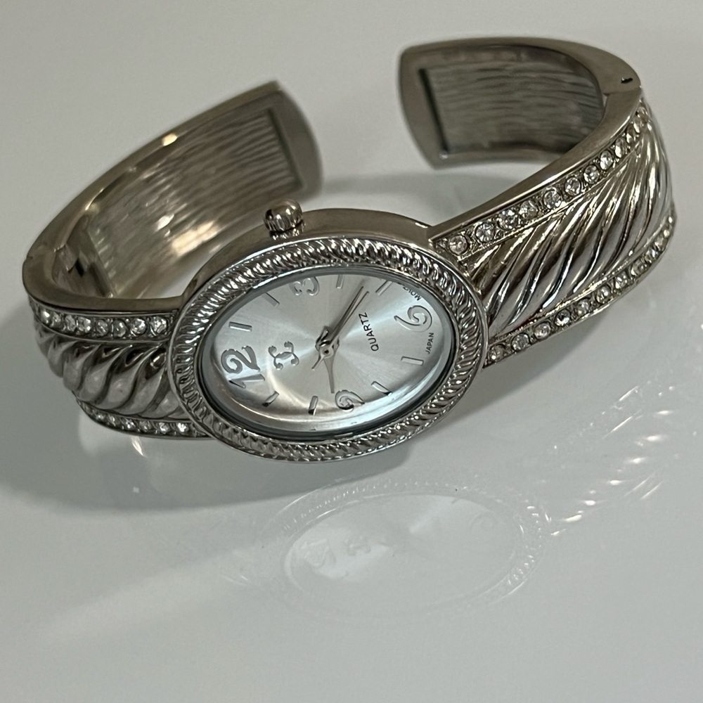 Elegant Silver Women's Quartz Bracelet Watch